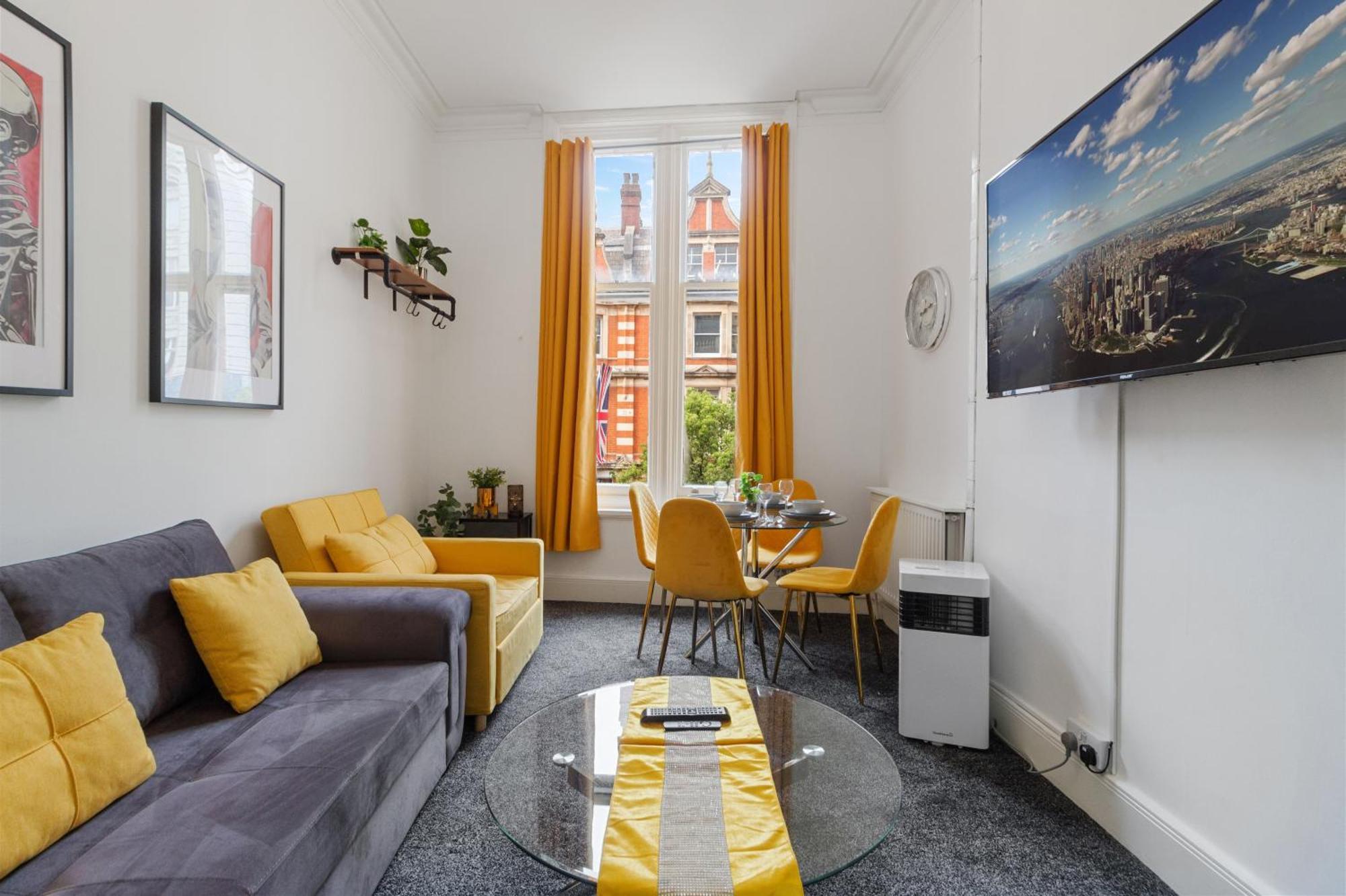 Luxurious On Oxford Street Apartment *
