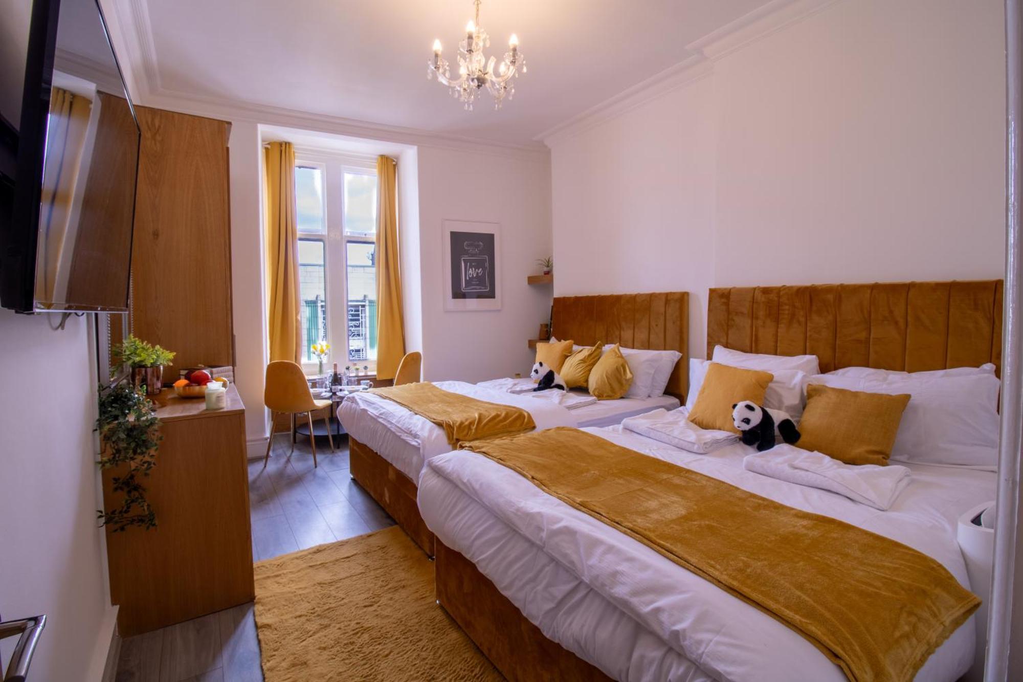 Luxurious On Oxford Street Apartment
