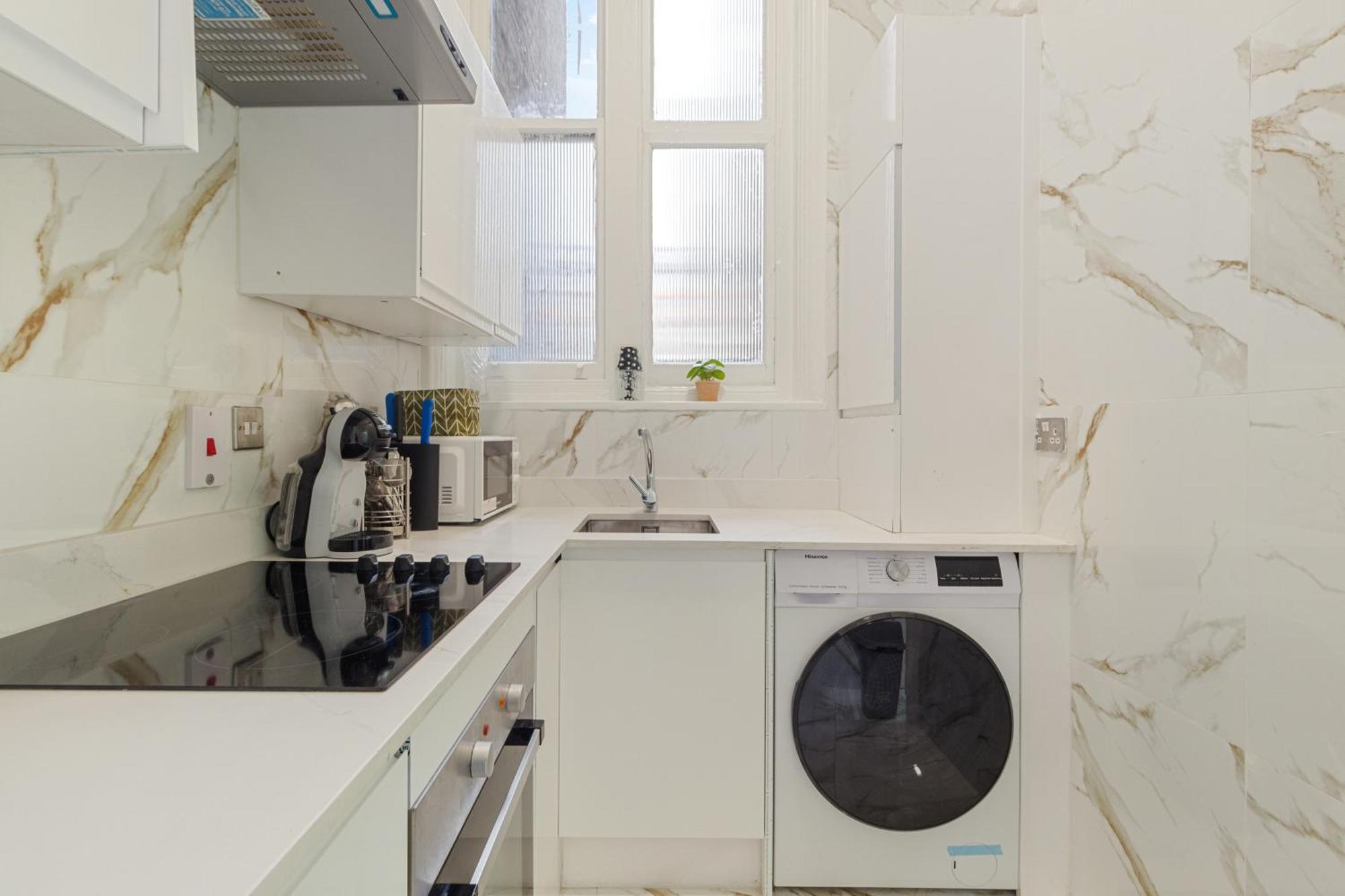Luxurious On Oxford Street Apartment