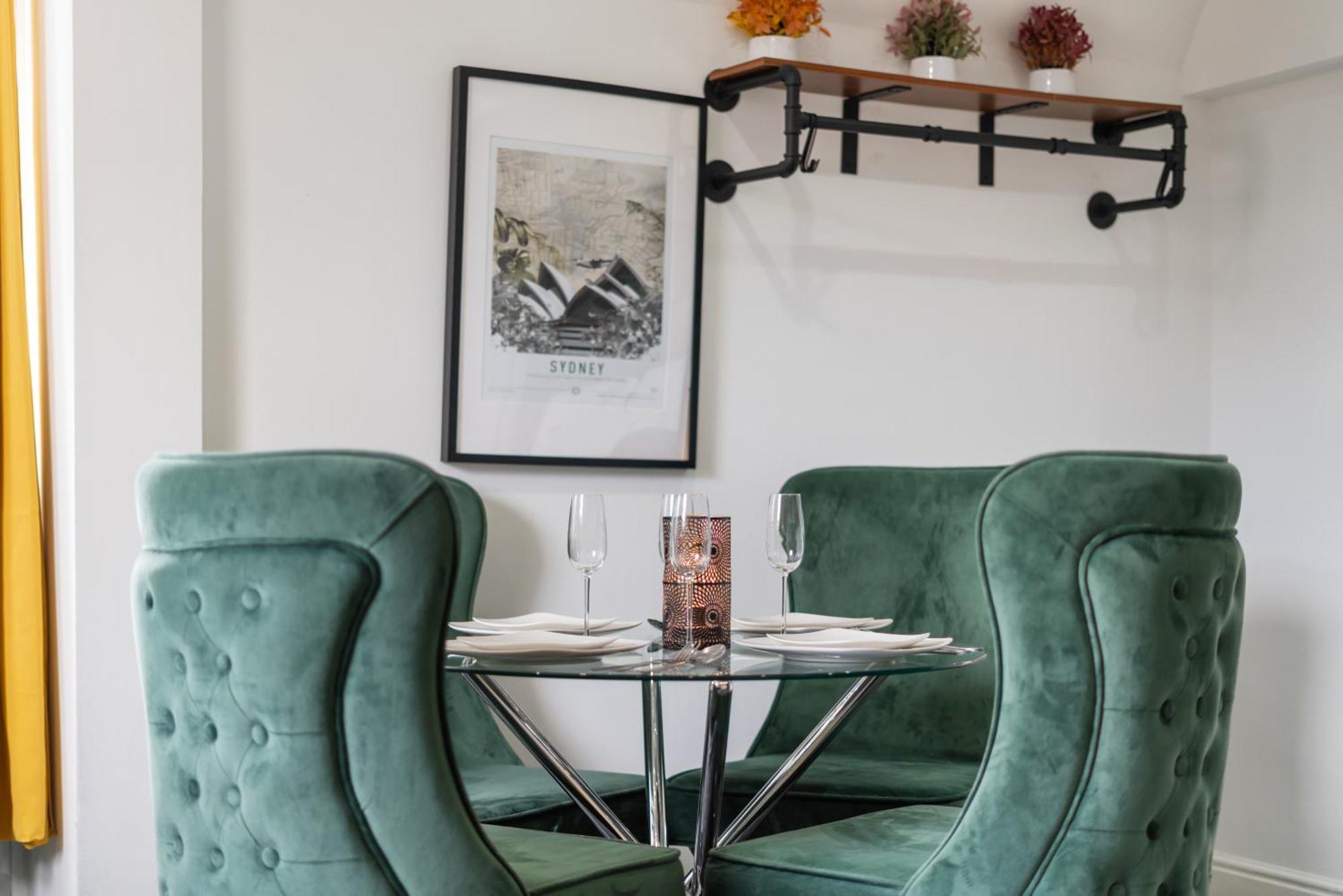 Luxurious On Oxford Street Apartment