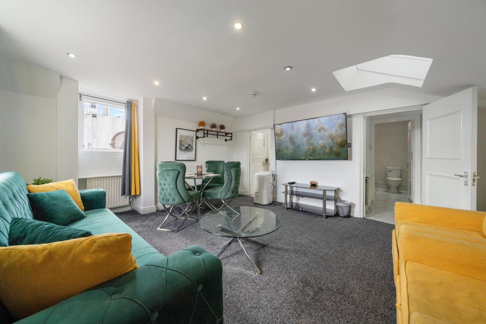 Luxurious On Oxford Street Apartment